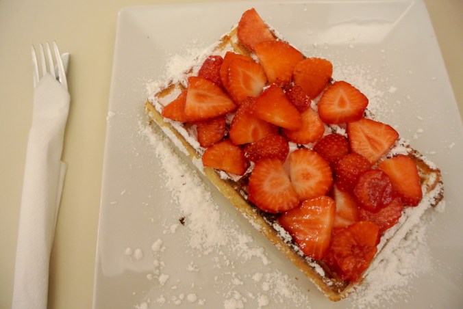 Strawberry waffle from Mokafé