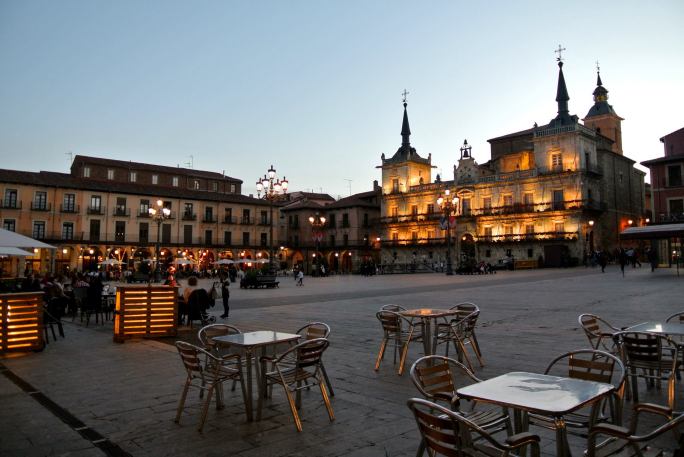 La Plaza Mayor de León (León, Spain)